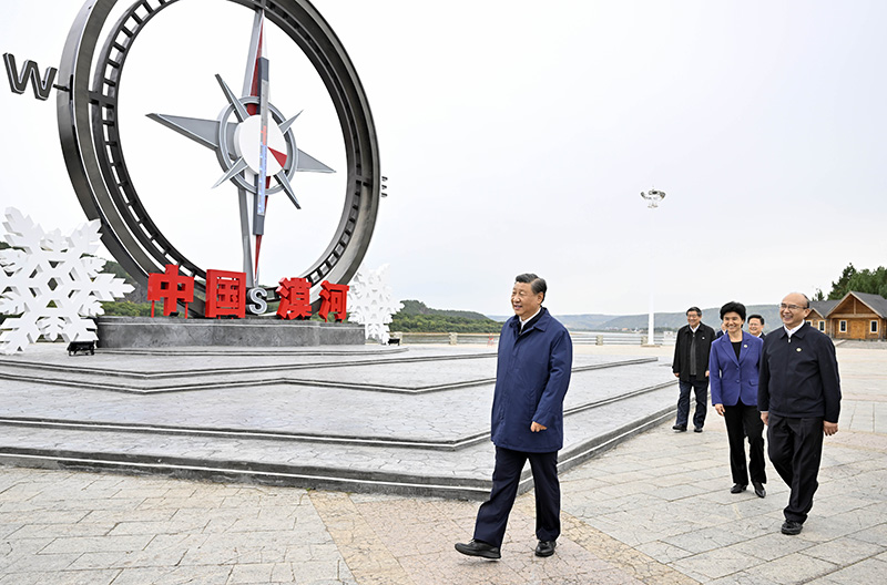 9月6日至8日，中共中央总书记、国家主席、中央军委主席习近平在黑龙江考察。这是6日下午，习近平在大兴安岭地区漠河市北极村考察。
