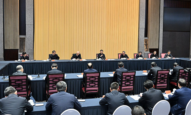 11月30日上午，中共中央总书记、国家主席、中央军委主席习近平在上海主持召开深入推进长三角一体化发展座谈会并发表重要讲话。