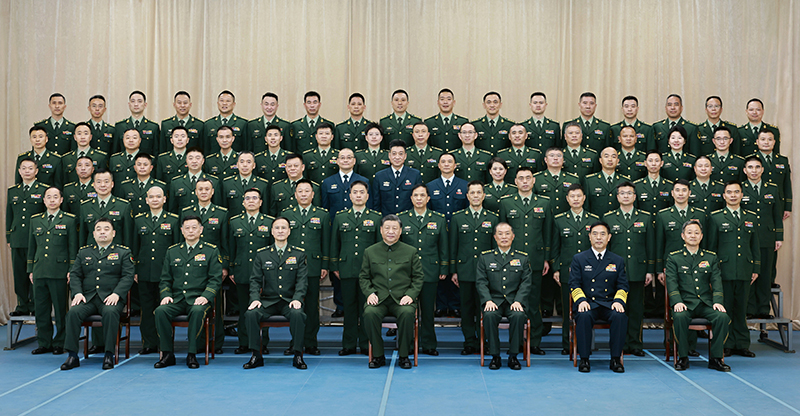 11月29日，中共中央总书记、国家主席、中央军委主席习近平到武警海警总队东海海区指挥部视察。这是习近平亲切接见东海海区指挥部有关同志，同大家合影留念。